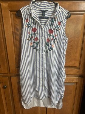 Terre bleue button down women’s size small dress, vertical stripes and embroider